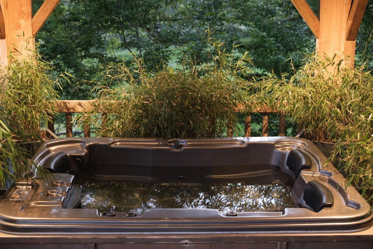 Le Domaine Des Pres Verts Suites & Chambres Avec Jacuzzi Privatif Jouey Exterior photo